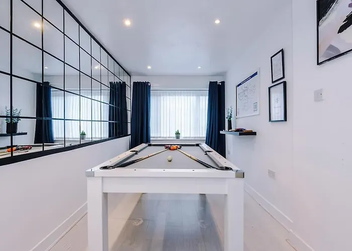 Apartament Sleeps 7, Games Room, Perfect For Groups, Driveway, Smart Tv, Available For Long