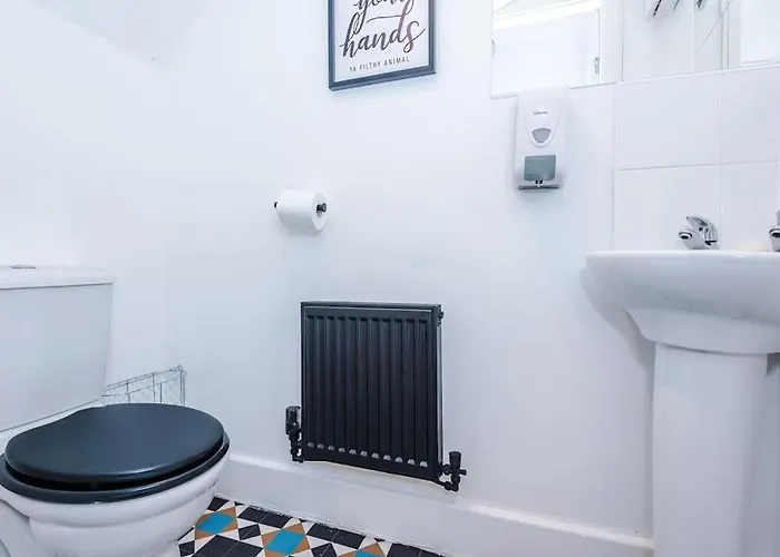 Sleeps 7, Games Room, Perfect For Groups, Driveway, Smart Tv, Available For Long * Manchester