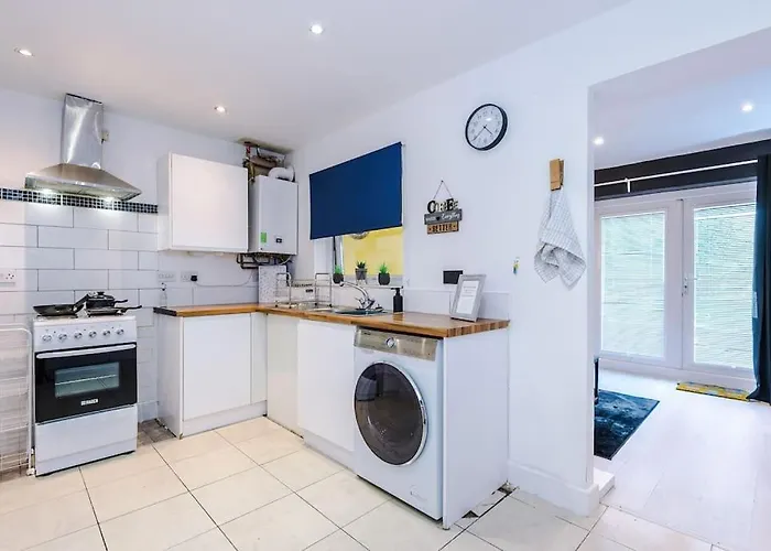 Sleeps 7, Games Room, Perfect For Groups, Driveway, Smart Tv, Available For Long Apartament *