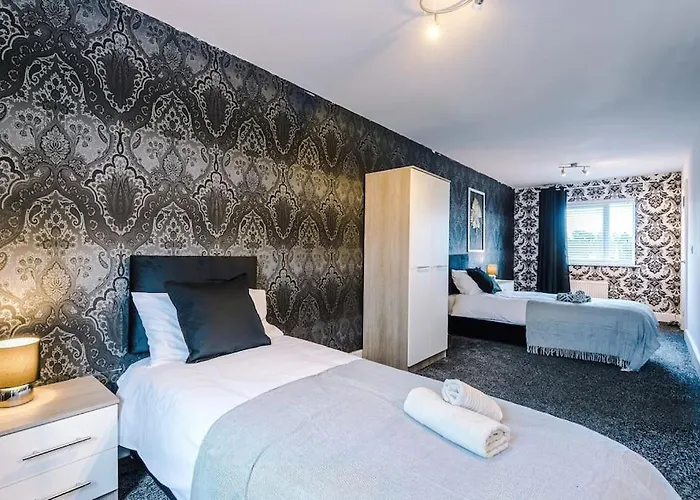 Apartament Sleeps 7, Games Room, Perfect For Groups, Driveway, Smart Tv, Available For Long Manchester