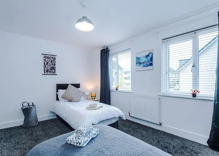 Sleeps 7, Games Room, Perfect For Groups, Driveway, Smart Tv, Available For Long Apartament *