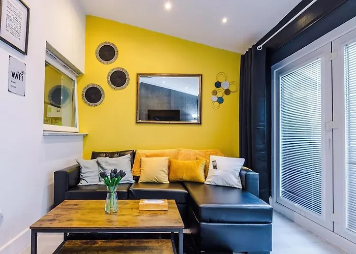 Sleeps 7, Games Room, Perfect For Groups, Driveway, Smart Tv, Available For Long Manchester