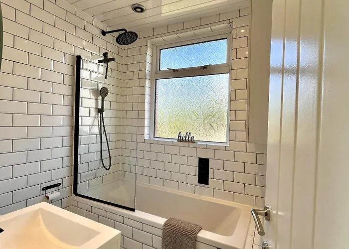 Stylish 3-bed In Prestwich With Free Parking 펜션