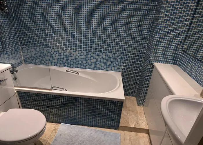 Spacious 2 Bed In Centre *