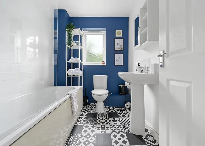 Superb Two Bedroom House Near Etihad & Coop Live - Free Parking Apartment *