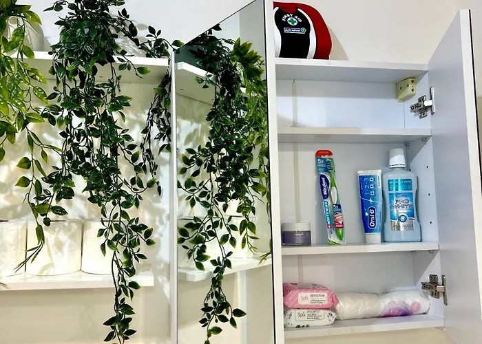 Cozy Private With Private Bathroom & Free Parking In Salford! 아파트