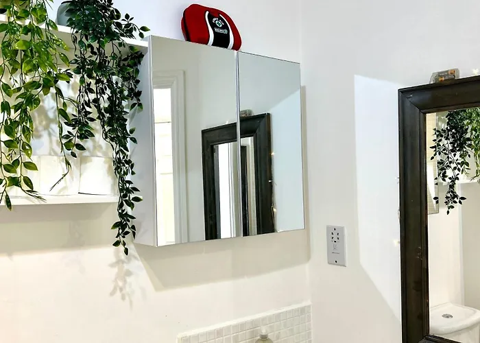 Cozy Private With Private Bathroom & Free Parking In Salford! 아파트 *