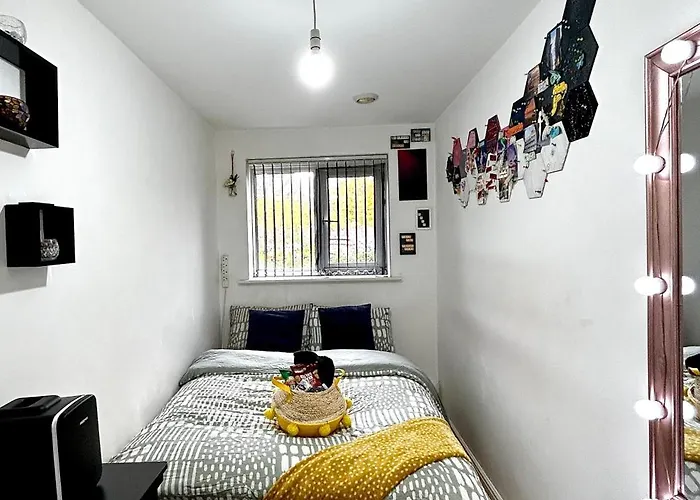 Cozy Private With Private Bathroom & Free Parking In Salford! *