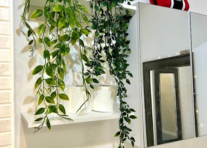 Cozy Private With Private Bathroom & Free Parking In Salford! *