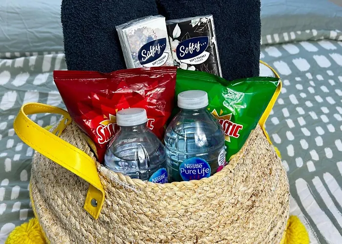 Cozy Private With Private Bathroom & Free Parking In Salford! *