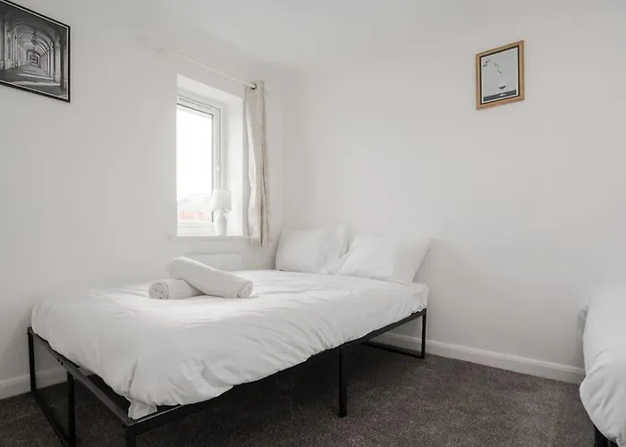 Cozy 3br - Games - Sleeps 9 דירה *