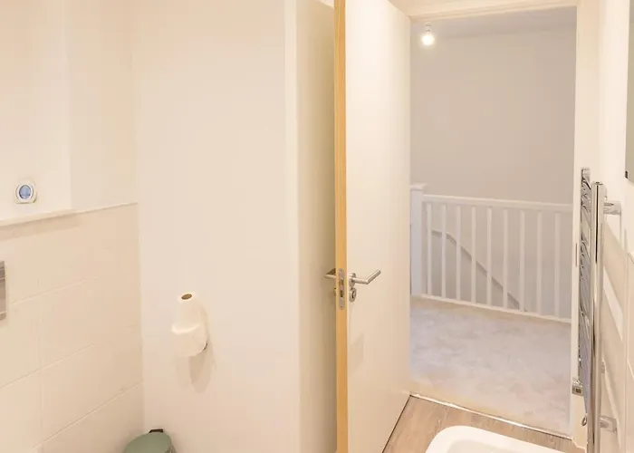 Stunning Modern 3 Bedroom Townhouse - Perfect Getaway بيت للعطل مانشستر