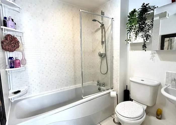 Convenient Private Bed, Bath & Parking Included مانشستر