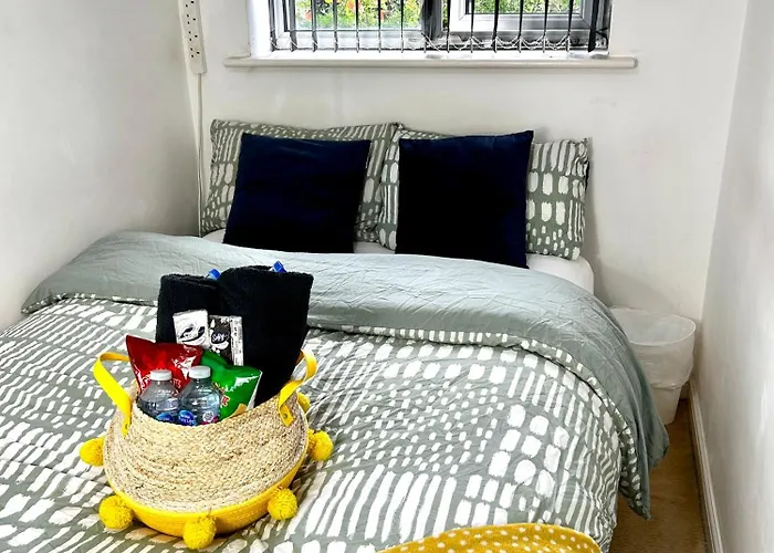 منزل للإقامة Convenient Private Bed, Bath & Parking Included