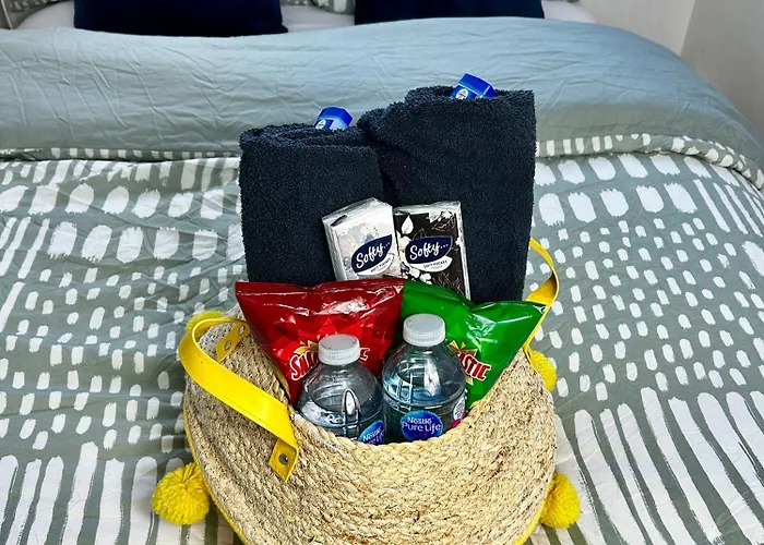 Convenient Private Bed, Bath & Parking Included مانشستر