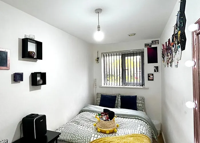 منزل للإقامة Convenient Private Bed, Bath & Parking Included