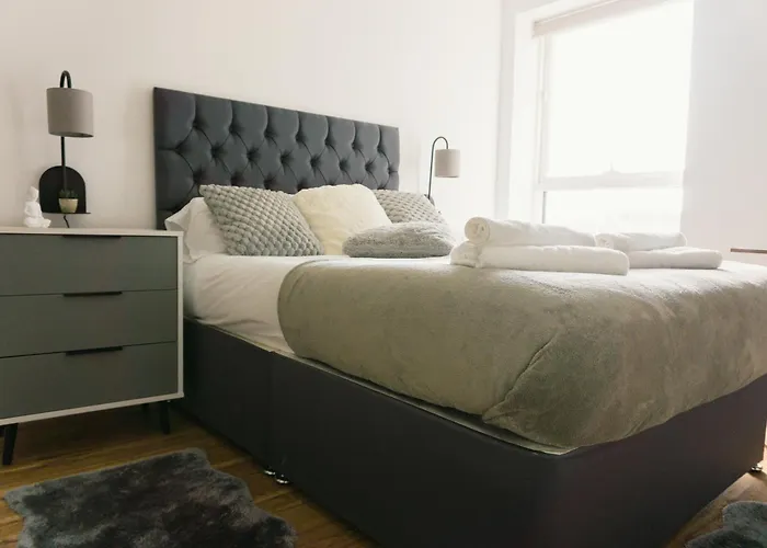 Manchester's Luxurious 2-bed Haven With Balcony - Canal Views & Proximity To United * Manchester