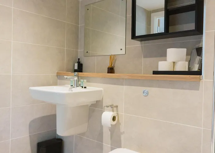 Manchester's Luxurious 2-bed Haven With Balcony - Canal Views & Proximity To United Manchester