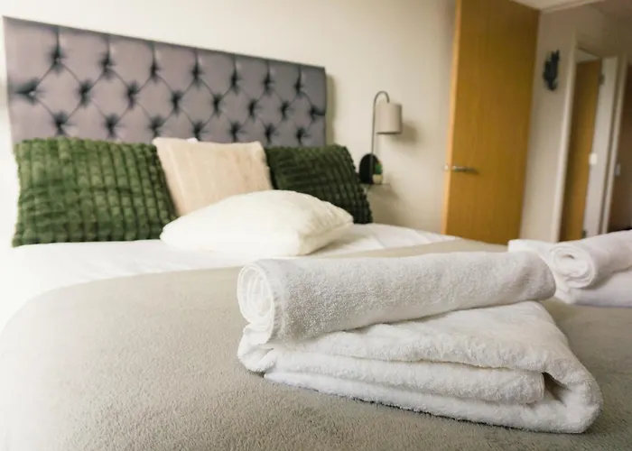 Manchester's Luxurious 2-bed Haven With Balcony - Canal Views & Proximity To United * Manchester