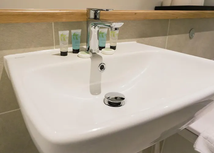 Manchester's Luxurious 2-bed Haven With Balcony - Canal Views & Proximity To United *