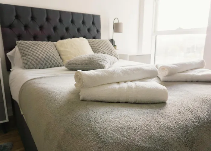 Manchester's Luxurious 2-bed Haven With Balcony - Canal Views & Proximity To United