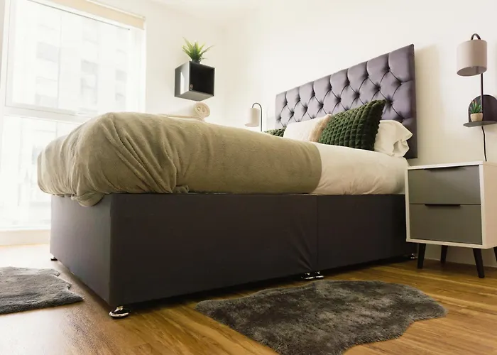 Manchester's Luxurious 2-bed Haven With Balcony - Canal Views & Proximity To United Manchester