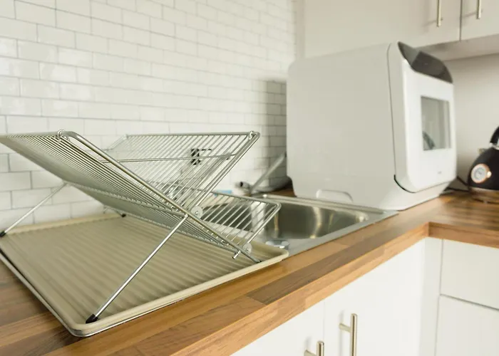 Manchester's Luxurious 2-bed Haven With Balcony - Canal Views & Proximity To United *