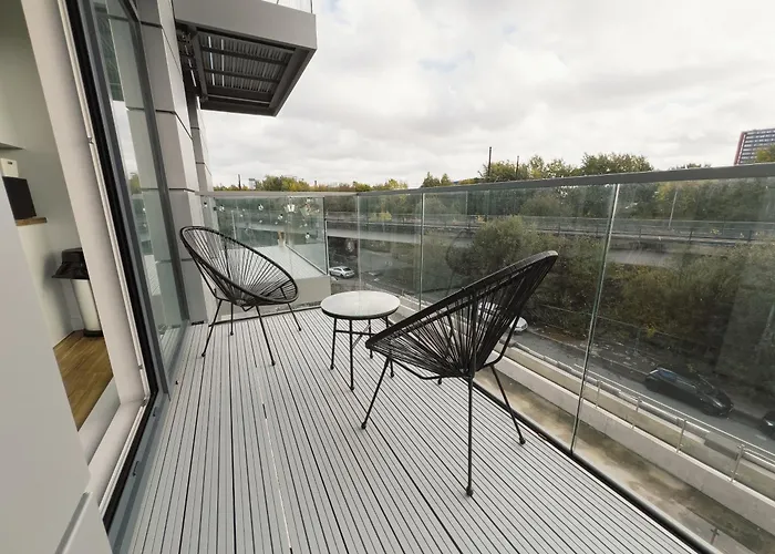 Manchester's Luxurious 2-bed Haven With Balcony - Canal Views & Proximity To United *