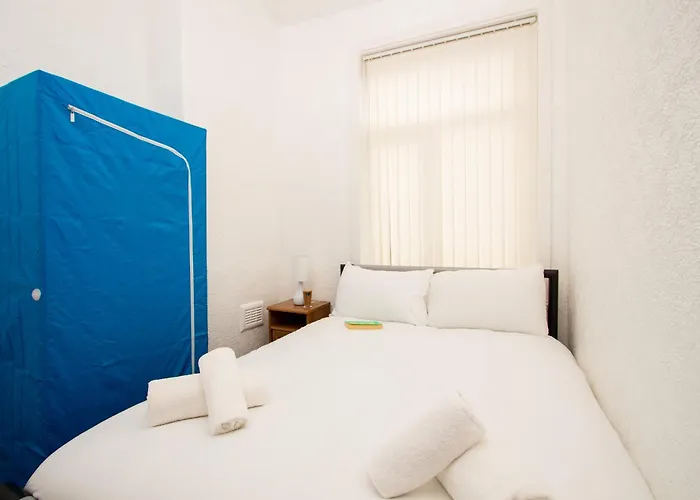 Metropolitan Charm: Stylish 2br House *