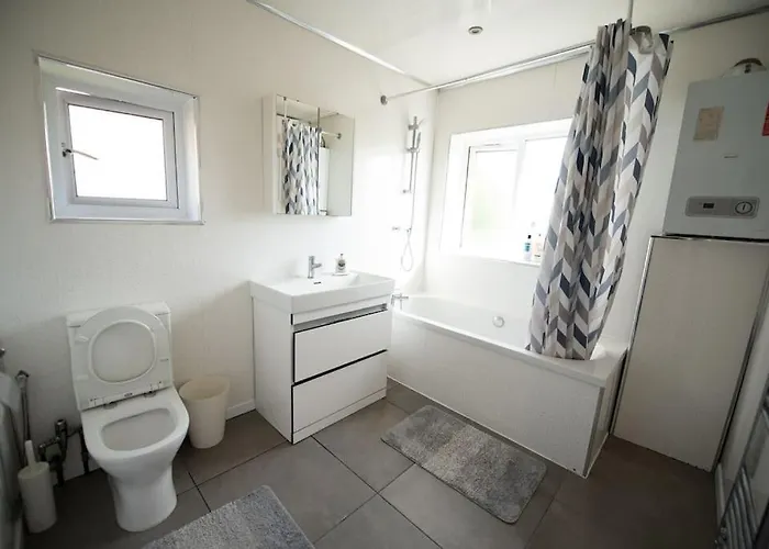 Spacious 3 Bed Airport Free Parking Apartamento *