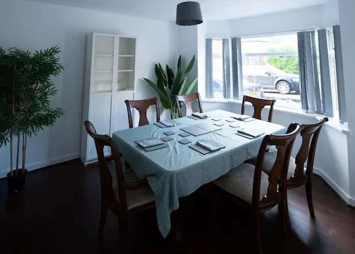 Spacious 3 Bed Airport Free Parking Apartamento