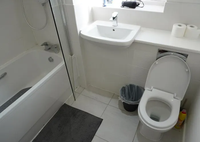 Kwatera prywatna Luxury - Pick A - Free Parking & Kitchen Access, Near Etihad Stadium, The Coop Live & Piccadilly Station,