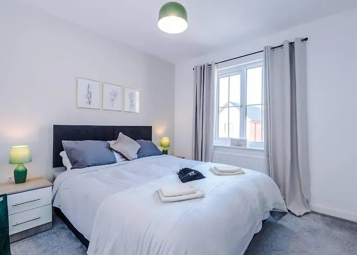 Sleeps 7, Stunning Home, Free Parking, Perfect For Groups, Long Term Disc