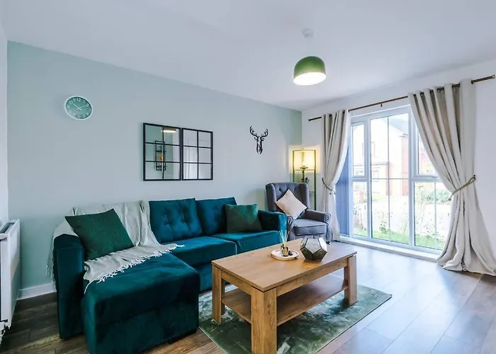 Sleeps 7, Stunning Home, Free Parking, Perfect For Groups, Long Term Disc *