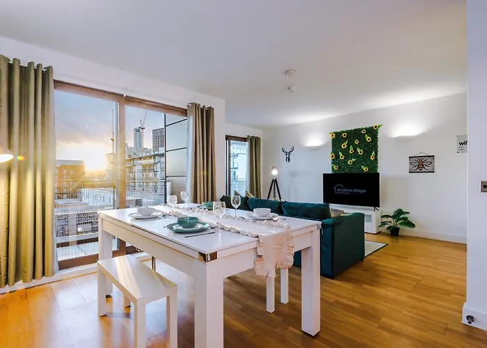 شقة Sleeps 8, Duplex Apartment, Pool Table, Balcony X2, Long Term Disc, Perfect For Groups