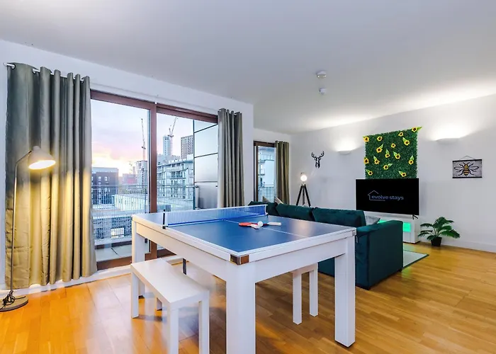 Sleeps 8, Duplex Apartment, Pool Table, Balcony X2, Long Term Disc, Perfect For Groups مانشستر