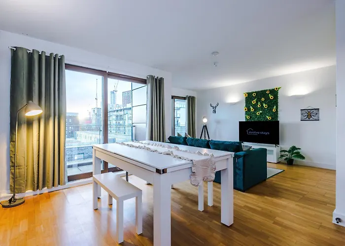 Sleeps 8, Duplex Apartment, Pool Table, Balcony X2, Long Term Disc, Perfect For Groups مانشستر