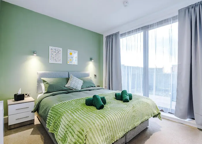 Sleeps 8, Duplex Apartment, Pool Table, Balcony X2, Long Term Disc, Perfect For Groups