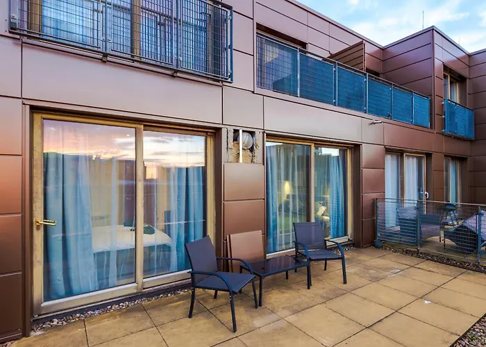 Sleeps 8, Duplex Apartment, Pool Table, Balcony X2, Long Term Disc, Perfect For Groups * Manchester