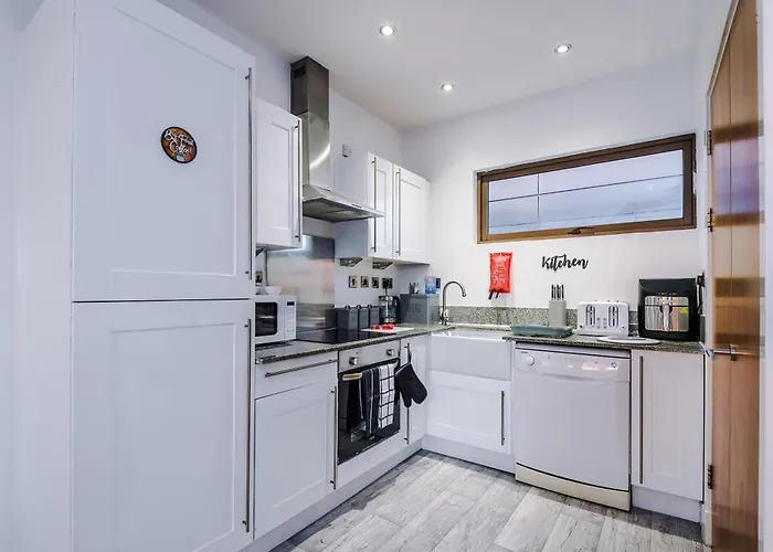 Sleeps 8, Duplex Apartment, Pool Table, Balcony X2, Long Term Disc, Perfect For Groups شقة *