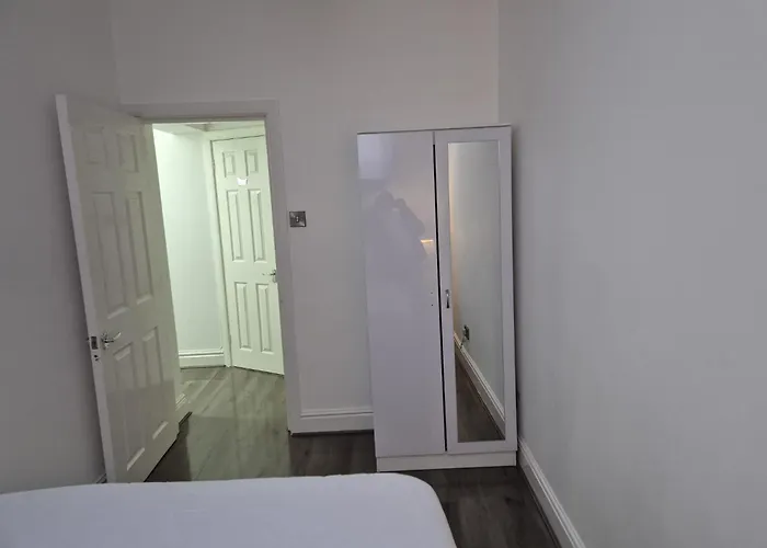 Affordably Elegant Close To Coop Live, Etihad Stadium And Centre Apartment