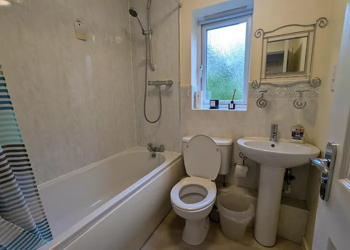 Spacious 4 Bed Riverside Feriehus