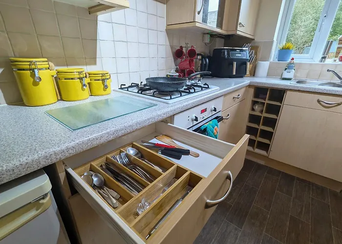 Spacious 4 Bed Riverside Feriehus Manchester