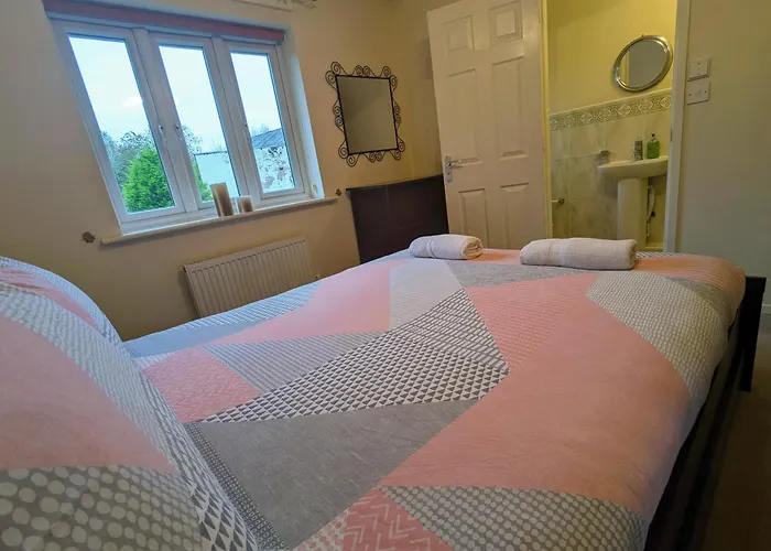 Spacious 4 Bed Riverside Feriehus Manchester