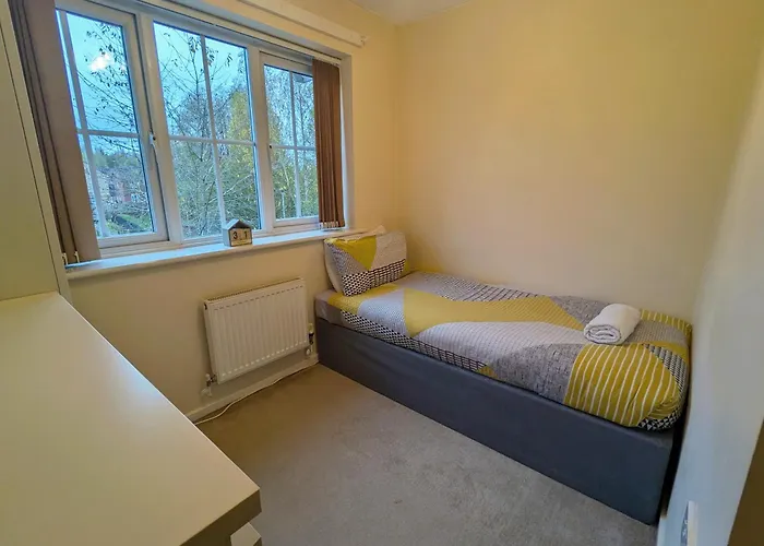 Spacious 4 Bed Riverside Feriehus *