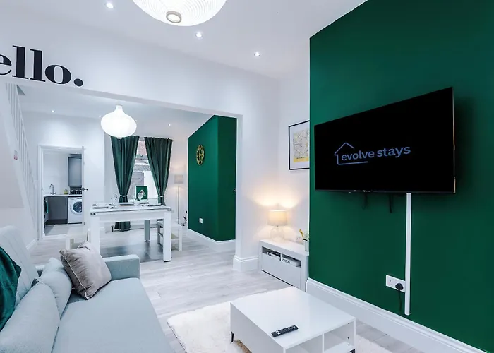 Sleeps 6, Pool Table, Free Parking, Perfect For Groups, Long Term Disc