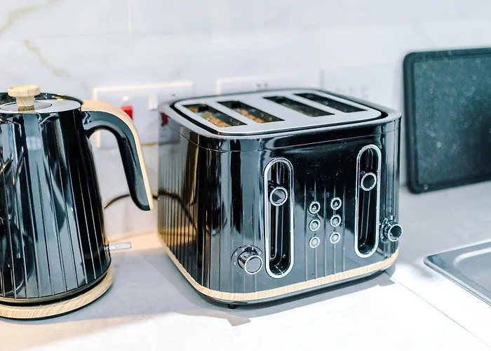 Sleeps 6, Pool Table, Free Parking, Perfect For Groups, Long Term Disc 맨체스터