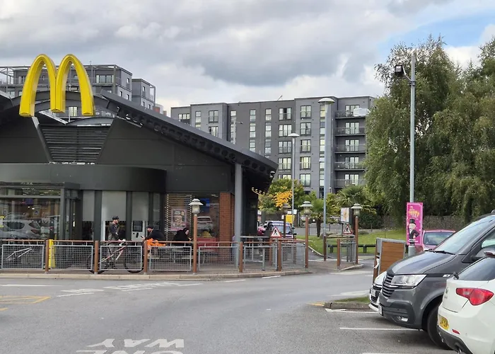 Affordably Elegant Close To Coop Live, Etihad Stadium And Centre