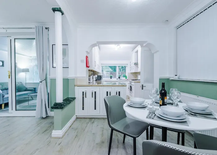 Holiday home New! 4-bed In By 53 Degrees Property, Ideal For Business & Long Term Contractor Stays, Sleeps 10!