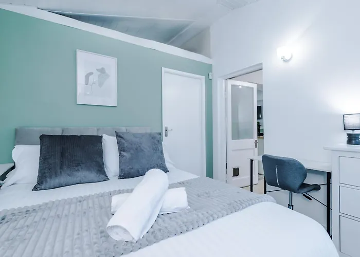 New! 4-bed In By 53 Degrees Property, Ideal For Business & Long Term Contractor Stays, Sleeps 10! *